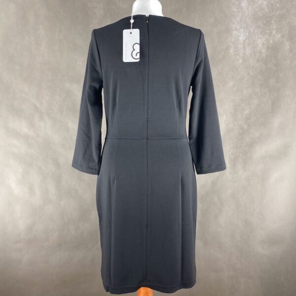 Czarna sukienka z Dekoltem w V, rękawy 3/4. Sukienka jest z miękkiego, przylegającego materiału. Sukienka jest nowa, z metką.