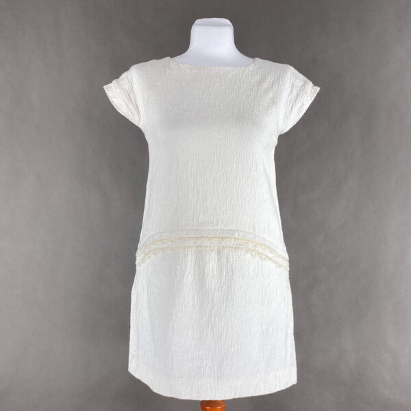 Biała sukienka Zara Girls. Dekolt okrągły, krótki rękaw. Dla dziewczynki na wzrost 164 cm (13-14 lat). Sukienka jest w idealnym stanie.
