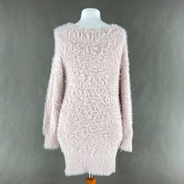Jasno-różowy sweter damski. Dekolt okrągły, długie rękawy. Jest dość długi, co sprawia, że można go nosić jak tunikę lub sukienkę. Jest delikatny w dotyku, w idealnym stanie.
