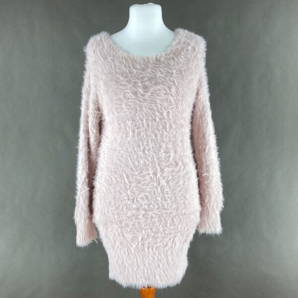 Jasno-różowy sweter damski. Dekolt okrągły, długie rękawy. Jest dość długi, co sprawia, że można go nosić jak tunikę lub sukienkę. Jest delikatny w dotyku, w idealnym stanie.