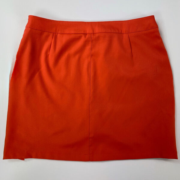Czerwona spódniczka w idealnym stanie. Jest krótka, mini. Pod spódnica są leginsowe spodnie. Idealna na lato lub do ćwiczeń squasha lub tenisa.