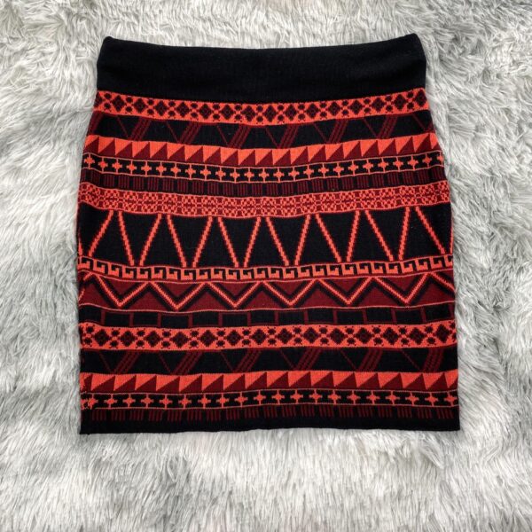 Czarno-pomarańczowa spódnica z materiału przypominającego sweter. Piękne starożytne wzory. Długość przed kolana. Bardzo wygodna.