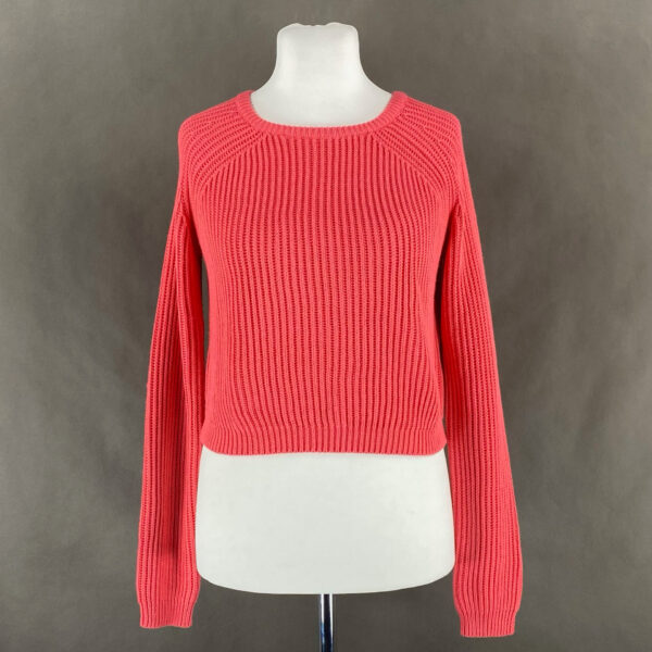 Różowy sweter damski. Dekolt okrągły, długi rękaw. Sweter jest z grubego materiału, będzie idealny na chłodniejsze dni. Nie ma metek, pasuje na osoby w rozmiarze 38.