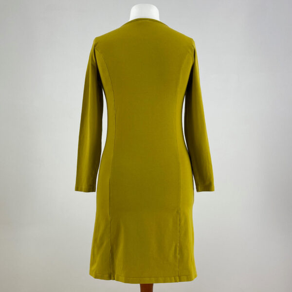 Limonkowa sukienka z długimi rękawami. Dekolt okrągły. Wykonana w 94% z bawełny, materiał lekko rozciągliwy. Sięga do polowy ud. Stan idealny - jak nowa.