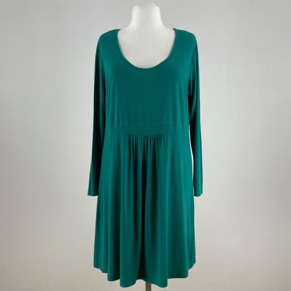 Zielona sukienka z długimi rękawami. Dekolt okrągły i dość głęboki. Wykonana z rozciągliwego materiału. Sięga mniej więcej do kolan. Na metce rozmiar 48/50. Stan idealny - wygląda na nieużywaną.
