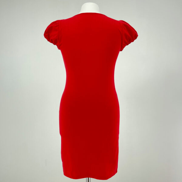 Czerwona sukienka z krótkim rękawem i okrągłym dekoltem. Dopasowana do ciała. Krótka, sięga mniej więcej do połowy uda. Brak metki z rozmiarem. Jest lekko zmechacona