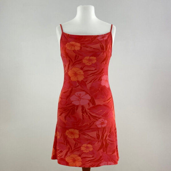 Czerwona sukienka na ramiączka w delikatne kwiatowe wzory w odcieniach czerwonego, różowego i pomarańczowego. Wykonana z rozciągliwego materiału. Sięga przed kolano. Stan idealny - jak nowa.