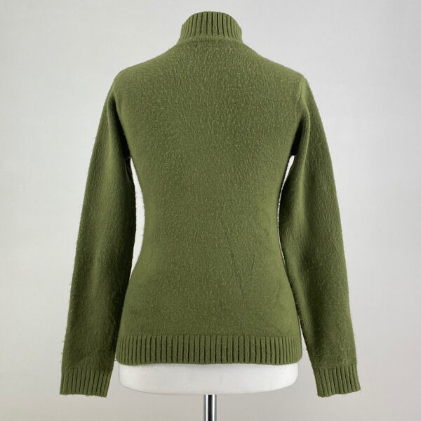 Zielony sweter damski z długim rękawem i golfem. Z przodu delikatnie wypukły wzór na całej długości.