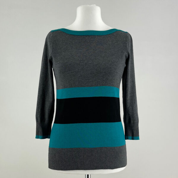 Szary sweter damski z niebieskimi i czarnymi paskami. Rękawy długie. Wykonany z miłego w dotyku materiału. Stan idealny - jak nowy.