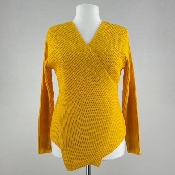 Żółty sweter damski z długimi rękawami. Dekolt w literę V. Na metce rozmiar 46, w rzeczywistości wypada mniejszy. Stan idealny - jak nowy.