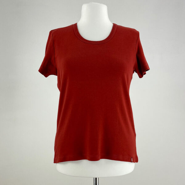 Czerwona koszulka damska z krótkim rękawem. Dekolt okrągły. Wykonana w 100% z bawełny. Stan idealny - wygląda na nieużywaną.