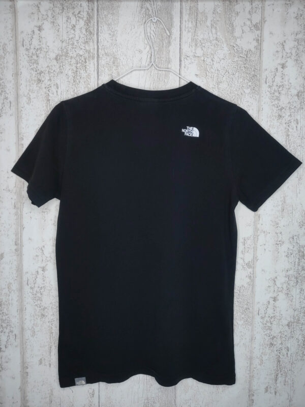 Dziecięca czarna koszulka T-shirt The North Face z dużym, białym logo wpisanym w kwadrat na klatce piersiowej. Koszulka nie posiada praktycznie śladów noszenia.