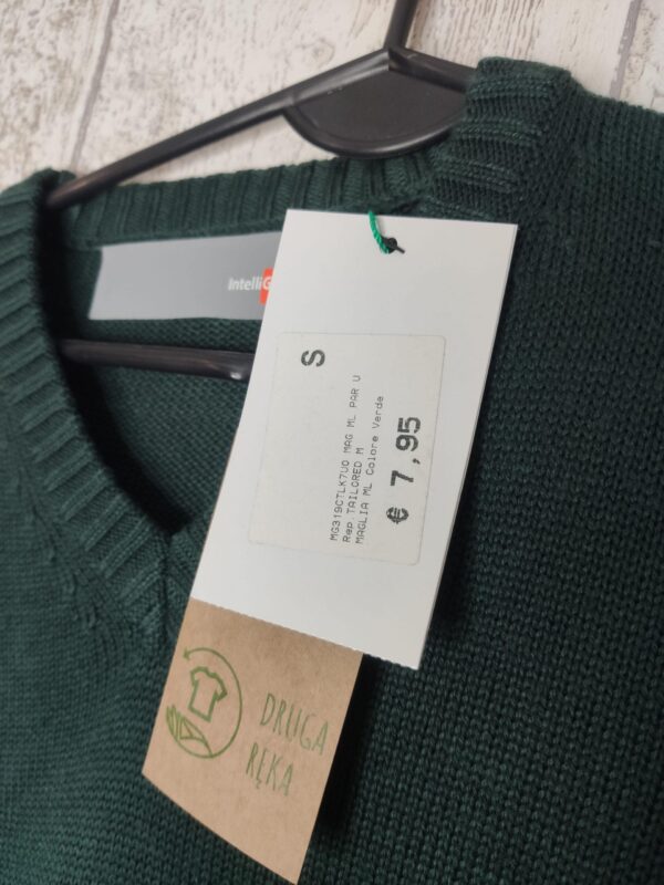 Klasyczny, ciemny zielony, gruby sweter z dekoltem w serek.